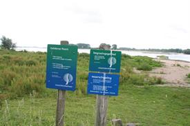 Borden SBB langs de Waal